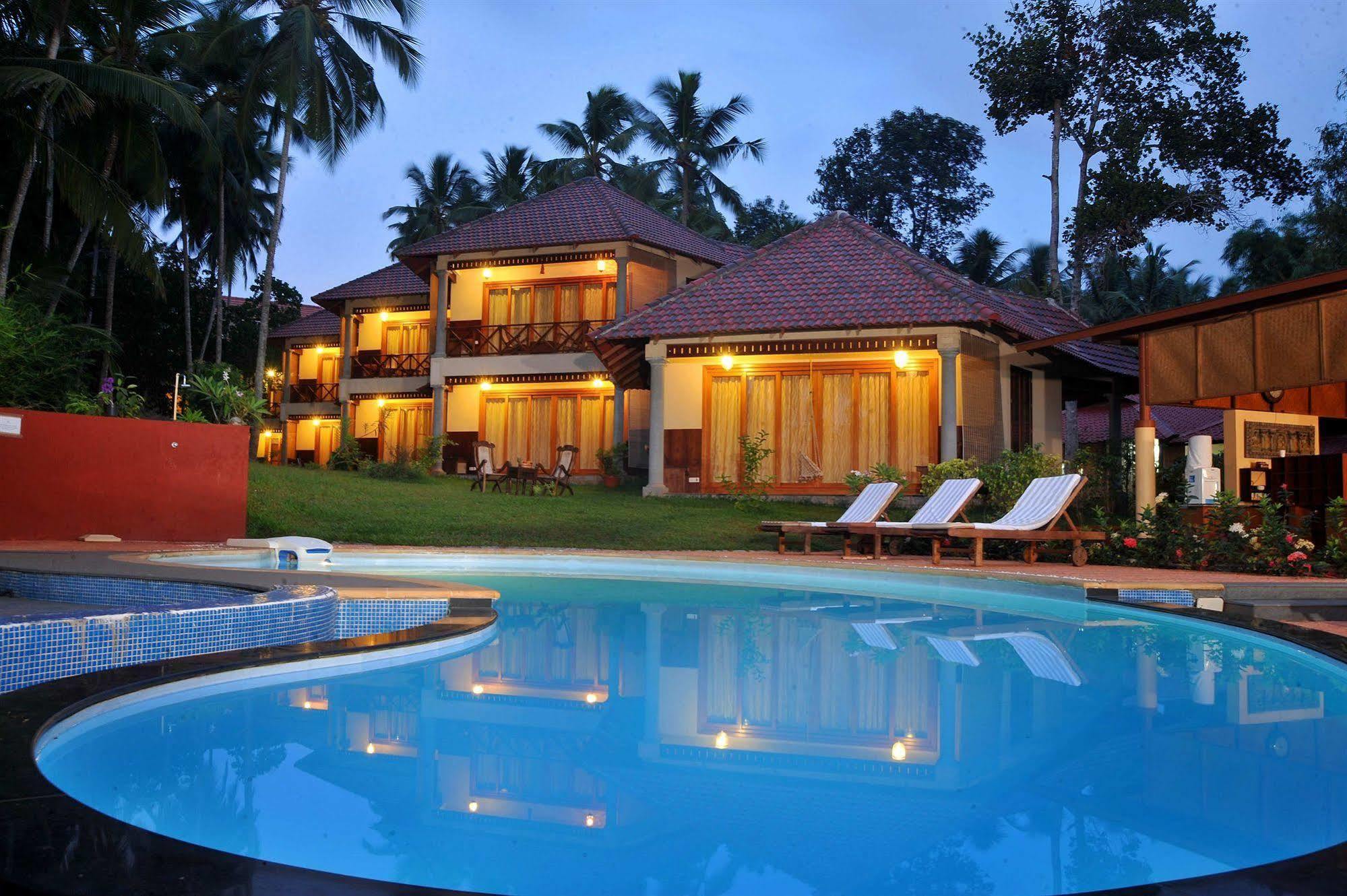 Hotel Ananda Lakshmi Ayurveda Retreat à Chowara Extérieur photo
